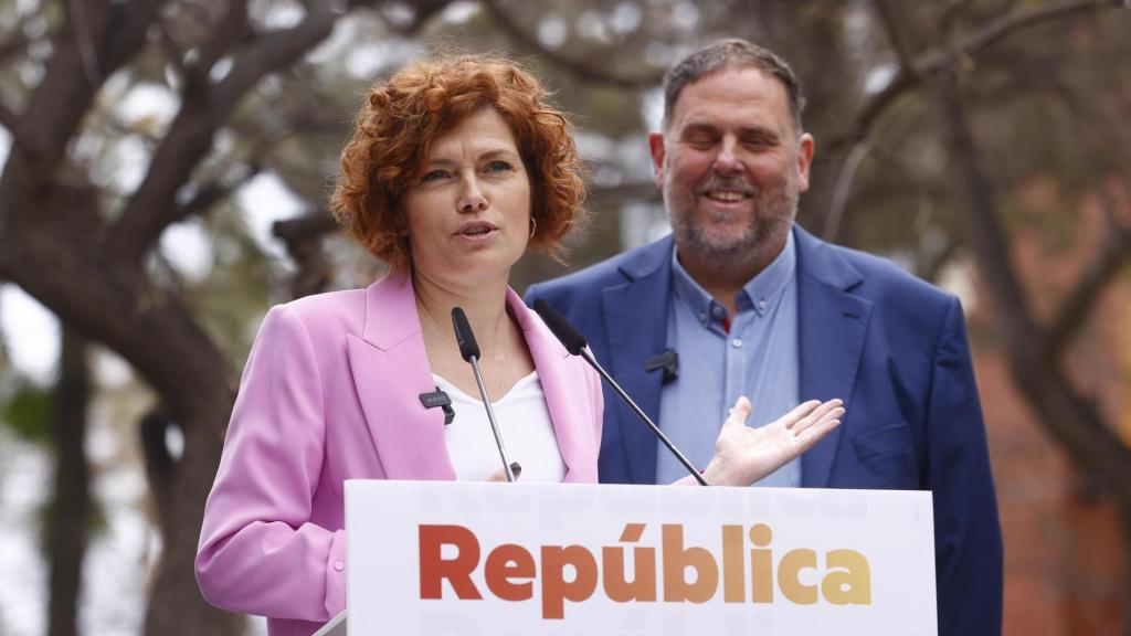 El presidente de ERC, Oriol Junqueras (d), y la secretaria general del partido, Elisenda Alamany (i), participan en un acto del partido durante la Fiesta de la República el 12 de abril de 2025