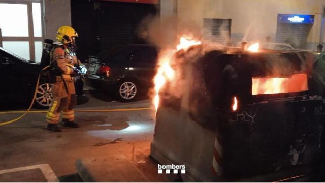 Imagen de un bombero durante los disturbios de Mataró (Barcelona)