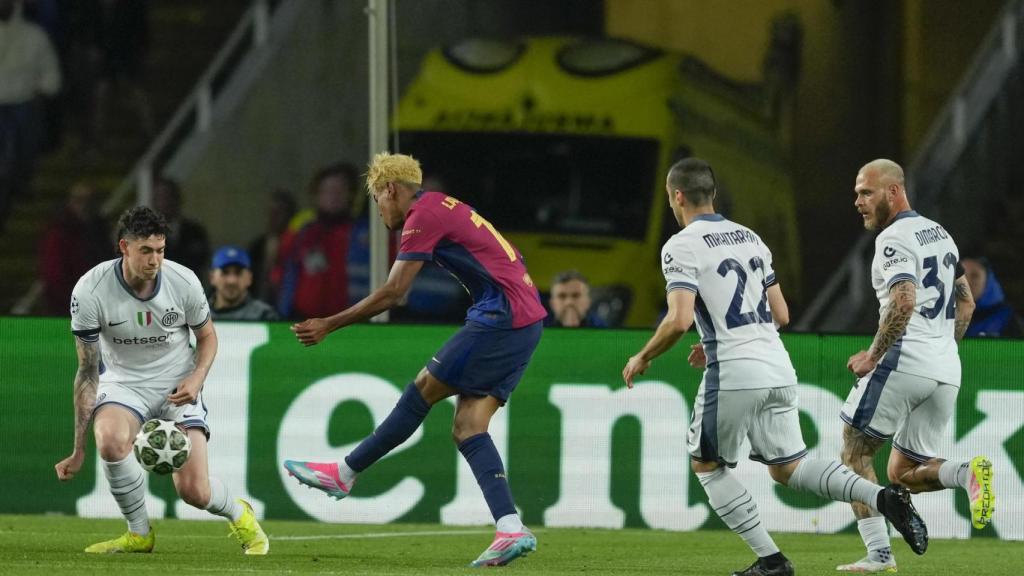 Lamine Yamal dispara entre tres defensores del Inter