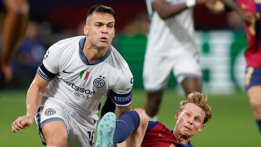 Lautaro Martínez recibe una entrada de Frenkie de Jong en el Barça-Inter de Champions League