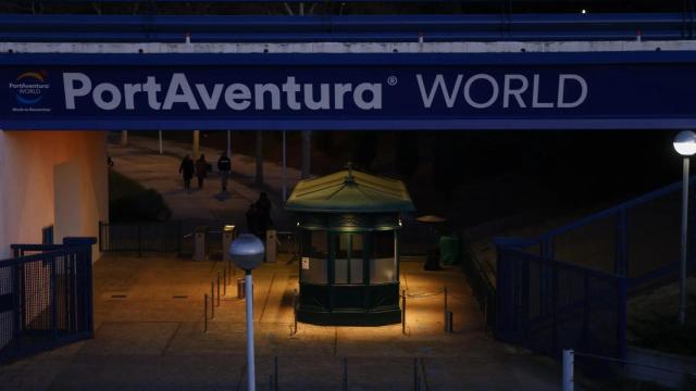 Imagen de un acceso a PortAventura World, en la semioscuridad