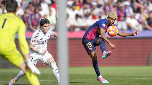 Lamine Yamal marca su gol con rosca en el clásico de Liga Barça-Real Madrid
