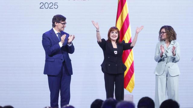 La actriz Loles León (c) recibe la Cruz de Sant Jordi de manos del presidente de la Generalitat, Salvador Illa (i), y la 'consellera' de Cultura, Sonia Hernández.