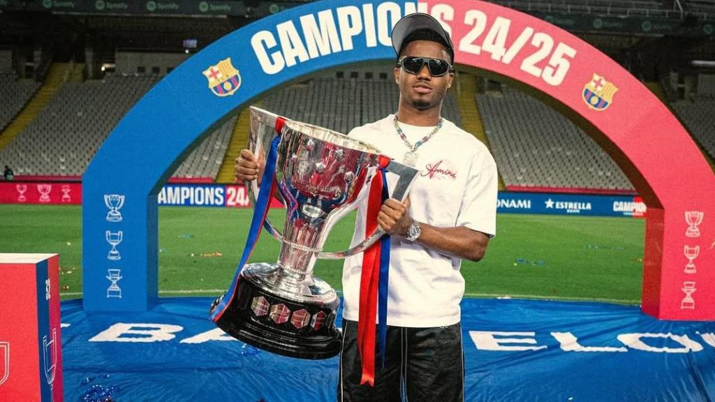 Ansu Fati posa con el trofeo de la Liga en Montjuïc