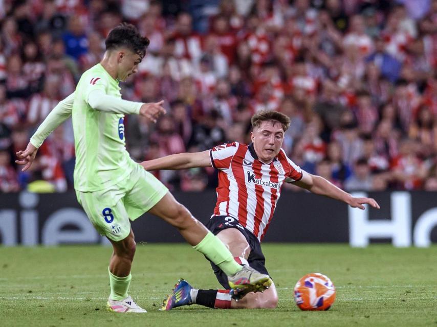Pedri remata a portería ante el Athletic