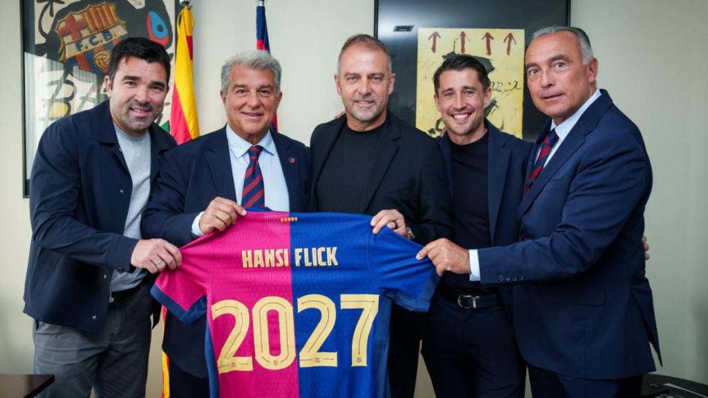 Deco, Joan Laporta, Bojan Krkic y Rafa Yuste, en la renovación de Hansi Flick con el Barça