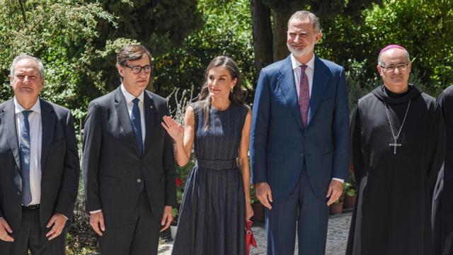 El ministro de Industria, Jordi Hereu; el presidente de la Generalitat, Salvador Illa; los reyes, Letizia y Felipe VI; y el abad de Montserrat, Manel Gasch
