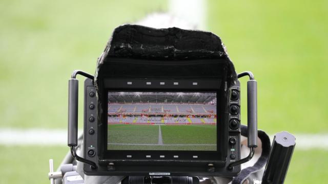 Una cámara de televisión en un estadio de fútbol