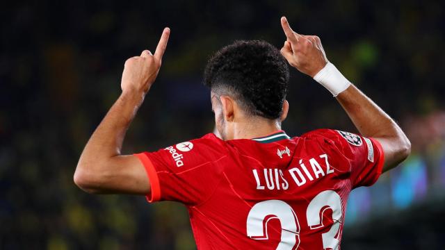 Luis Díaz, de espaldas, celebra un gol señalando al cielo
