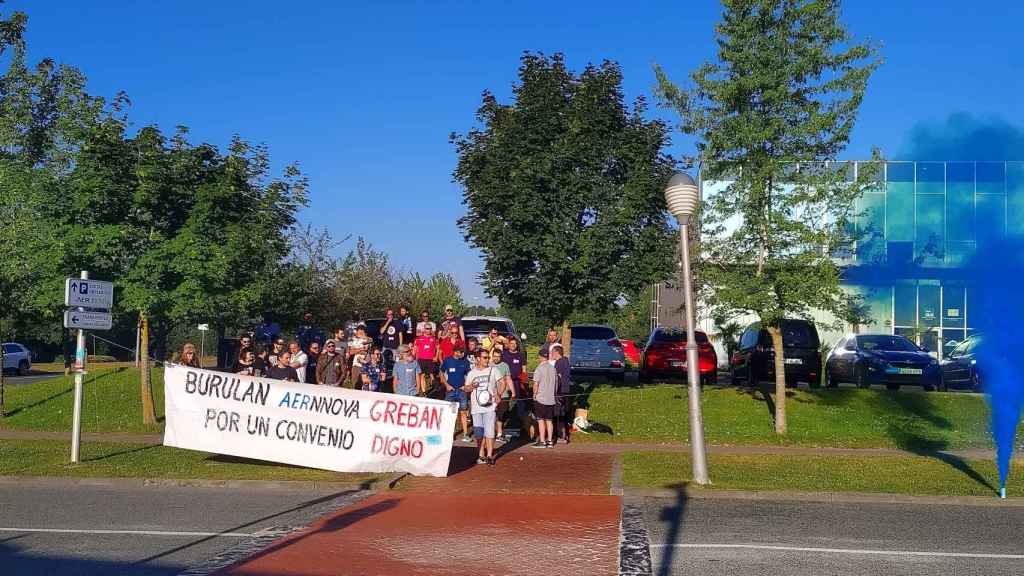 Trabajadores de Burulan frente a la empresa durante esta jornada de huelga / ELA