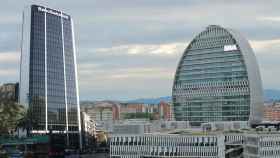 Sede del Sabadell (i) en Barcelona y sede de BBVA (d) en Madrid / CG