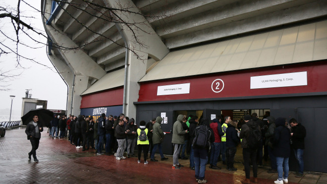 Socios de Ulma a su entrada a la asamblea extraordinaria./EFE