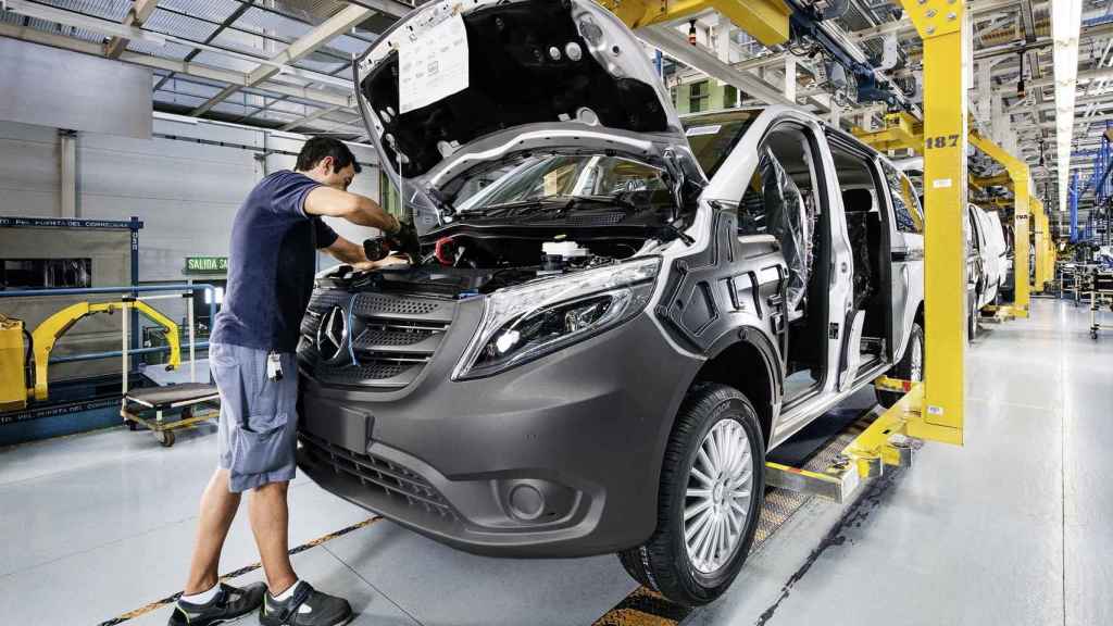 Un trabajador en la planta de Mercedes de Vitoria-Gasteiz.