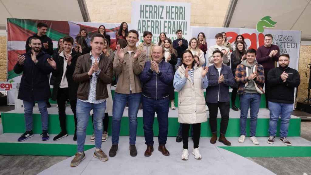Andoni Ortuzar junto a varios miembros de Euzko Gaztedi (EGI) / EGI