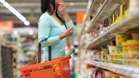 Una mujer en un supermercado.