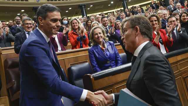 El líder del PP, Alberto Núñez Feijóo, felicita a Pedro Sánchez tras su investidura en el Congreso / Javier Lizón - EFE