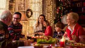 Una familia disfruta de las navidades.