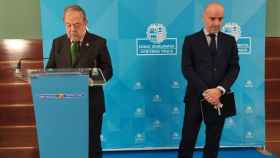 El consejero de Economía y Hacienda, Pedro Azpiazu y del presidente de la Cámara de Gipuzkoa, Mauricio Arregui / EUROPA PRESS