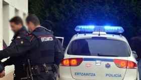 Ertzainas deteniendo a un hombre