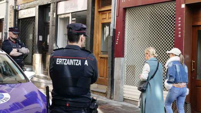 Agentes de la Ertzaintza custodian el lugar / L. RICO