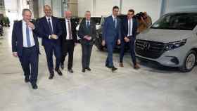 Las autoridades en la planta de Mercedes en Vitoria.