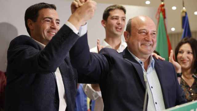 El candidato a lehendakari del PNV, Imanol Pradales (i), y el presidente del PNV Andoni Ortuzar (d)