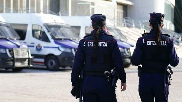 Dos mujeres de la Ertzaintza durante un operativo de Seguridad / IREKIA