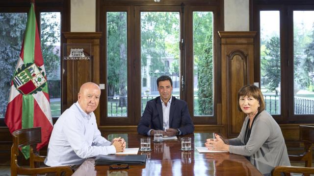 Reunión con el lehendakari Imanol Pradales de Raúl Arza y Arantza Agote, secretaria general de la federación de servicios públicos de UGT Euskadi