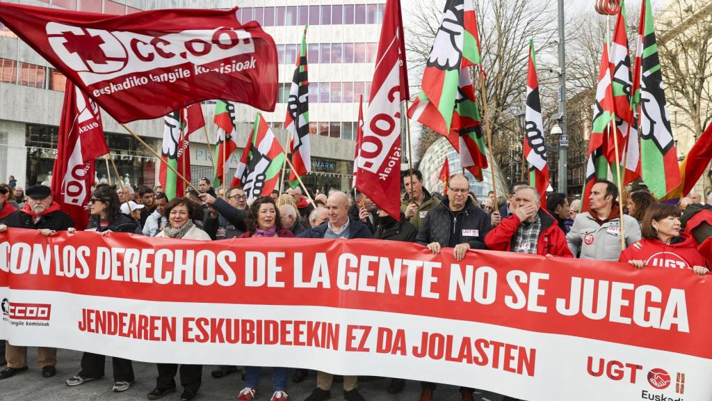 Concentración convocada por CCOO y UGT bajo el lema 'A la calle; con los derechos de la gente no se juega' / LUIS TEJIDO - EFE