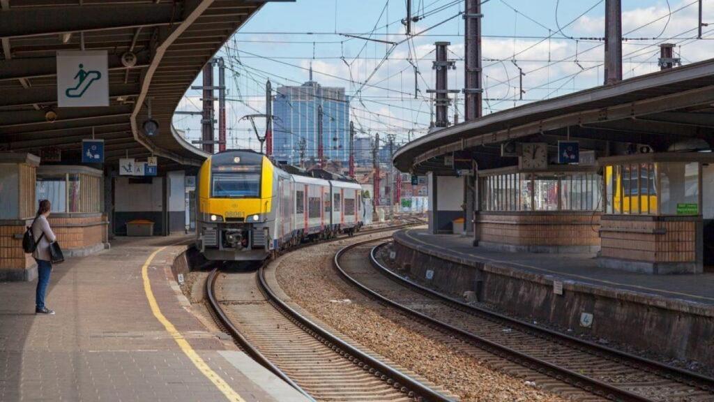 Un tren de la SNCB llega a una estación belga.