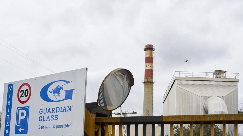 Ayala pierde otra pieza industrial tras el cierre de Guardian ante la promesa de ayudas