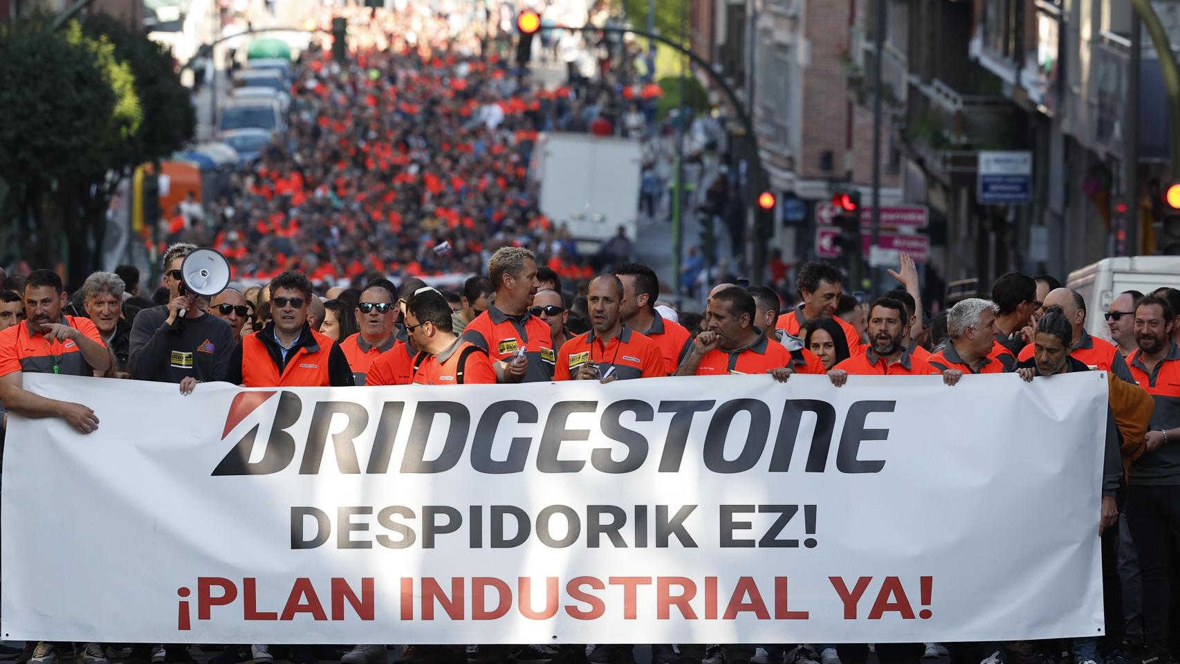 La plantilla de Bridgestone Basauri se ha manifestado este martes, arropada por familiares y vecinos, contra los despidos previstos en la fábrica de la localidad vizcaína