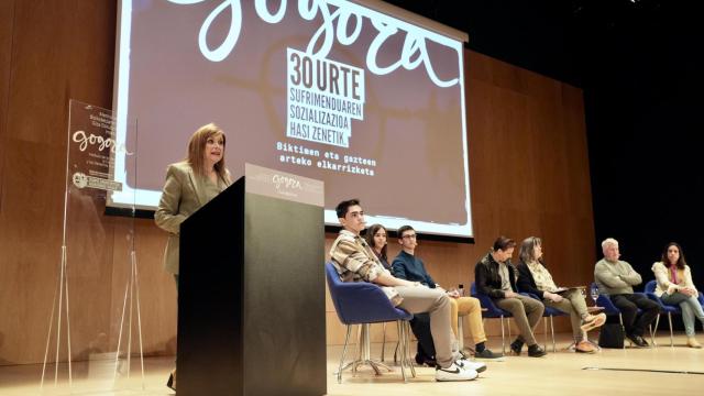 Maria Jesús San José abre la jornada organizada por Gogora en la que han conversado estudiantes de Bachillerato con víctimas y amenazados por ETA.
