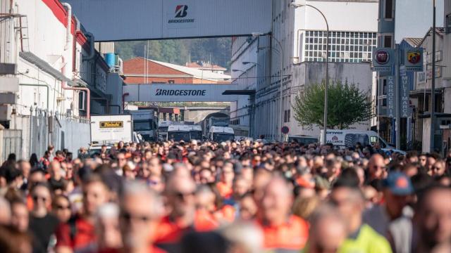 Decenas de personas durante la manifestación de la plantilla de Bridgestone en la jornada de huelga por el ERE