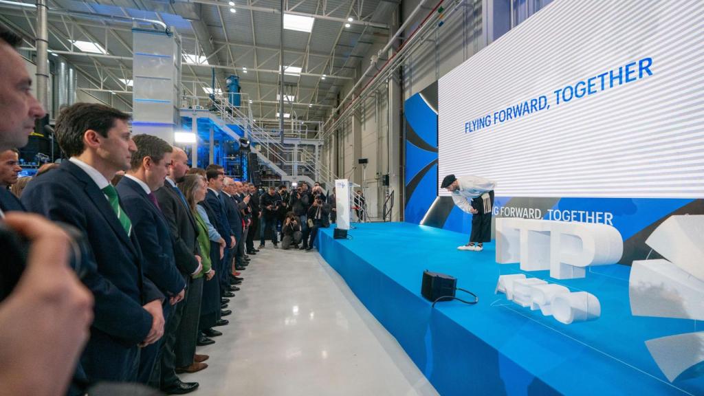 Aurresku de honor en la inauguración del nuevo centro de I+D de ITP Aero / Iñaki Berasaluce Europa Press