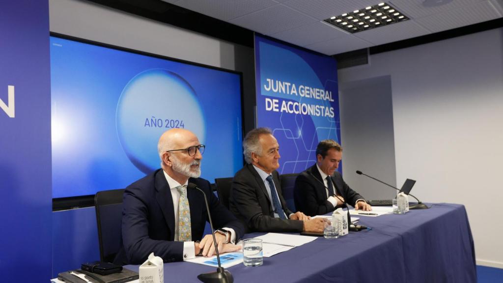 Mikel Barandiaran, CEO de Dominion; Antón pradera, presidente del consejo de Administración y Yago Barandiaran, director de Cumplimiento y Sostenibilidad