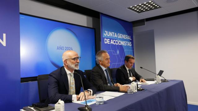 Mikel Barandiaran, CEO de Dominion;  Antón pradera, presidente del consejo de Administración y Yago Barandiaran, director de Cumplimiento y Sostenibilidad