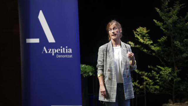 La alcaldesa de Azpeitia, Nagore Alkorta, en una asamblea vecinal sobre el proyecto eólico de Statkraft
