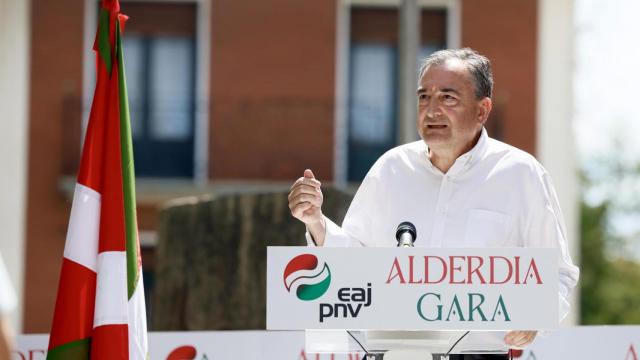 El presidente del PNV, Aitor Esteban, participa en un acto político con motivo de la inauguración del batzoki de Azkoitia (Gipuzkoa) este domingo.