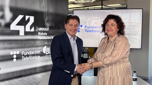 Luis Prendes, director general de Fundación Telefónica e Isabel Urbano directora general de Fundación Novia Salcedo durante el acto de firma del acuerdo de colaboración entre ambas