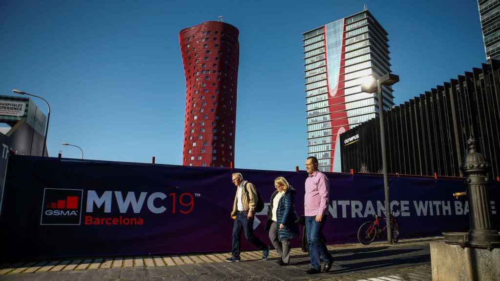 Operarios y participantes del Mobile World Congress (MWC) de Barcelona