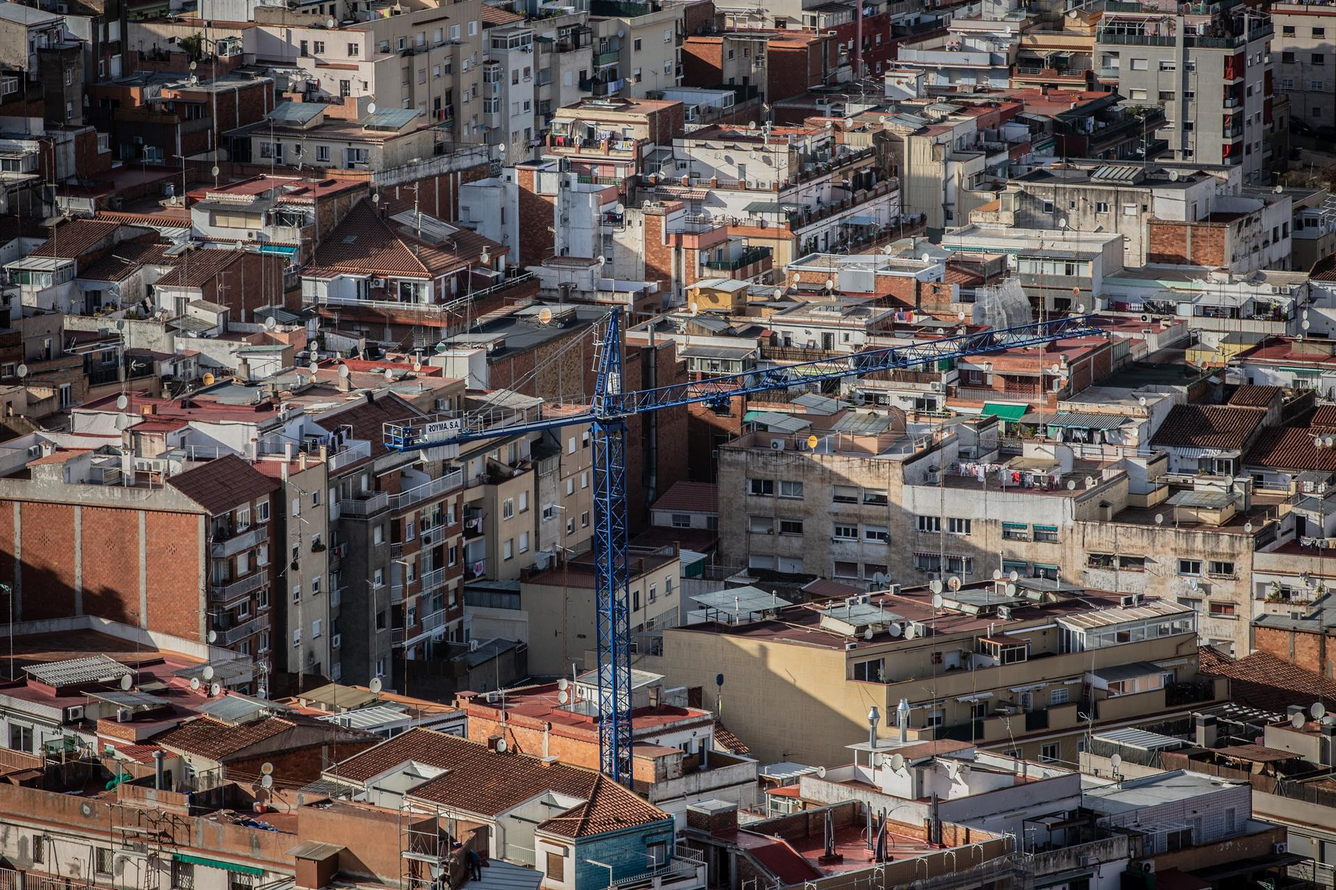 Panorámica de Barcelona, con una grúa / EUROPA PRESS - DAVID ZORRAKINO