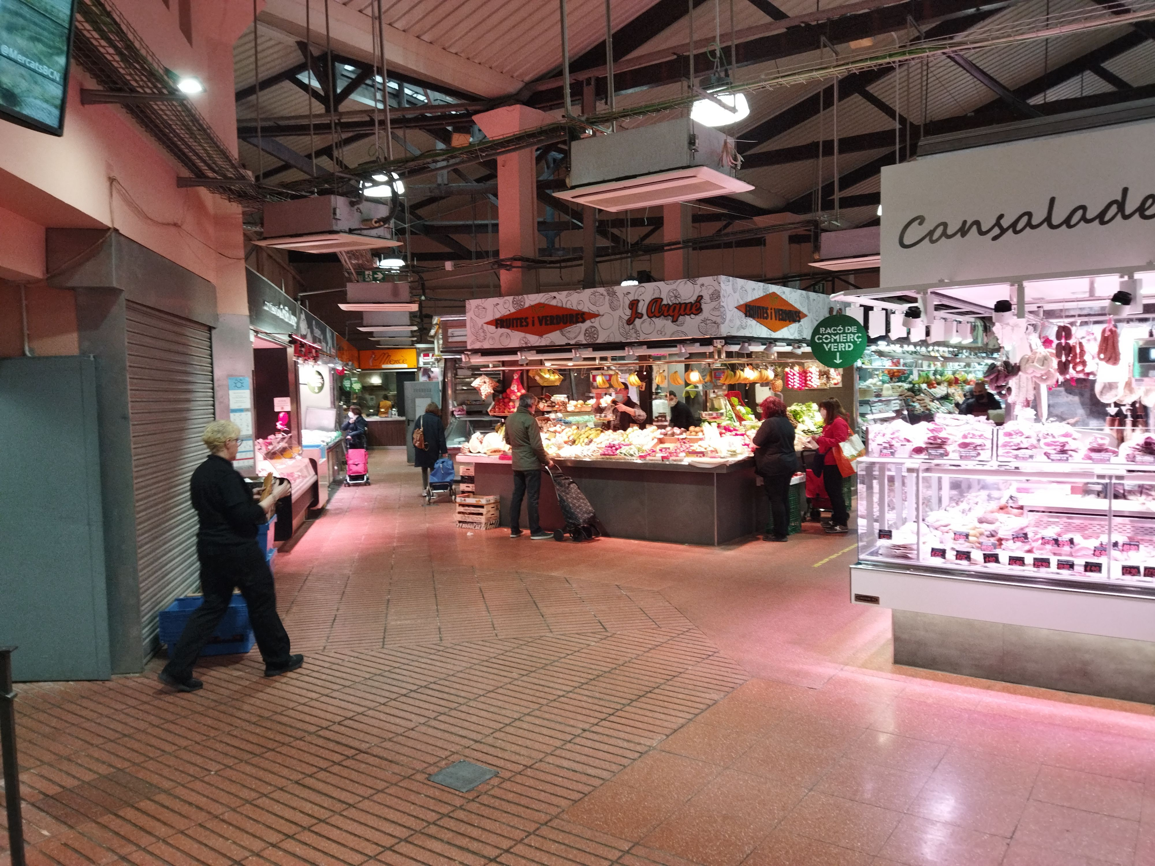 Interior del mercado de la Estrella, en Gràcia / METRÓPOLI - JORDI SUBIRANA