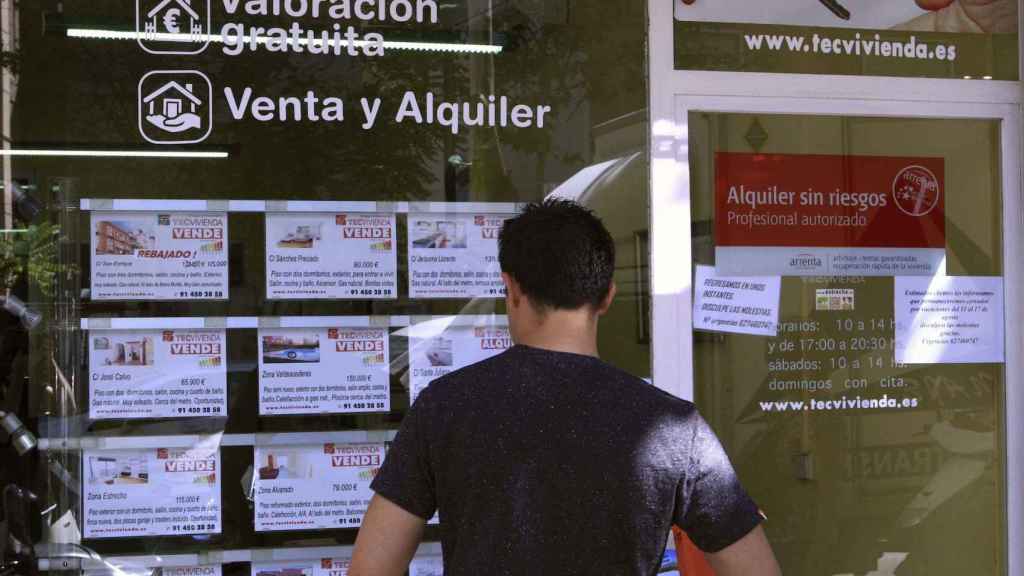 Un hombre observa precios de vivienda de compra y alquiler en una inmobiliaria / EFE