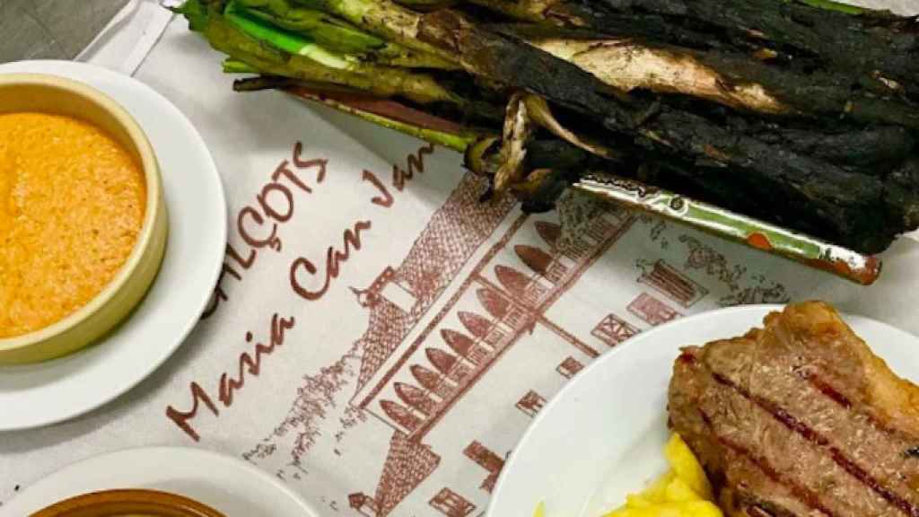 Calçots con carne a la brasa de la masía Can Jané