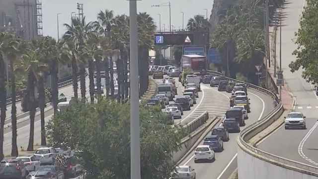 Retenciones en la Ronda Litoral de Barcelona en una imagen de archivo / TRÀNSIT