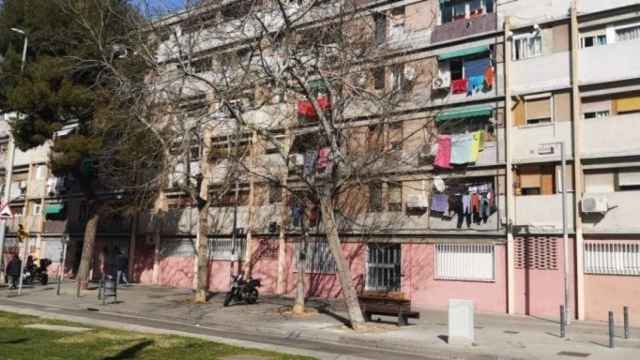 Un hombre pasea por la Rambla Prim de Barcelona / G.A