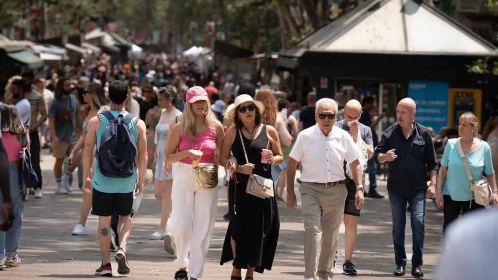 Turistas paseando por la Rambla de Barcelona