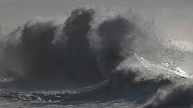Olas gigantes en la playa