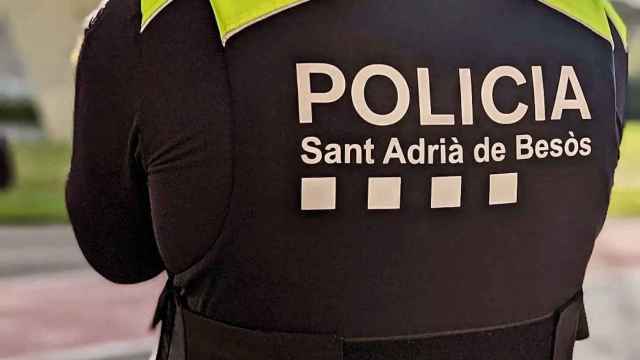Un agente de la Policía Local de Sant Adrià